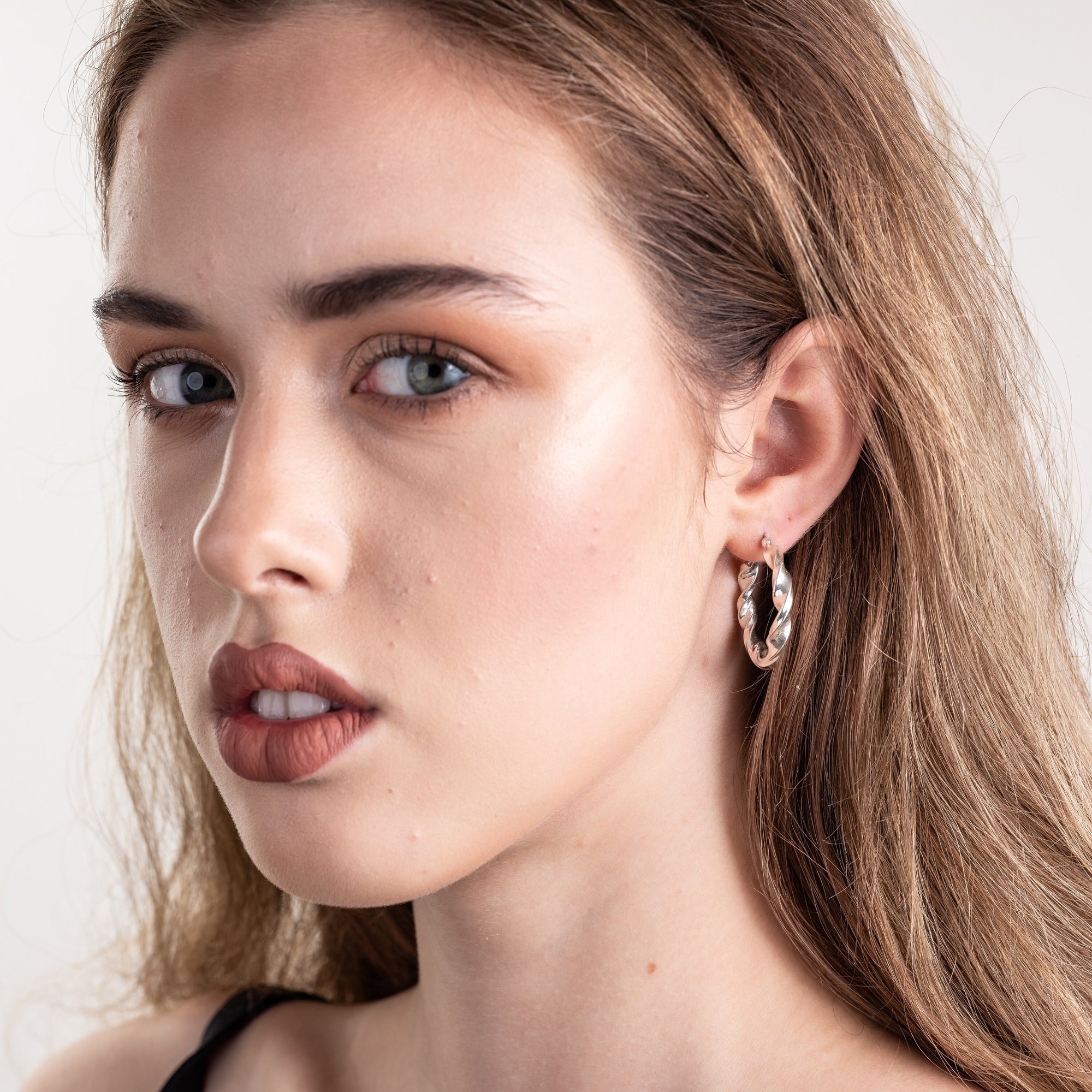 ANREALAGE ANEVER TRIANGLE HOOP EARRINGS