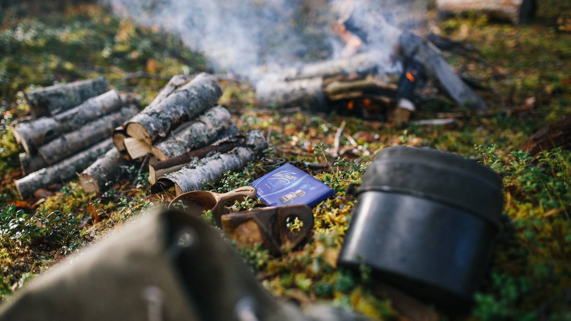 Premium Photo | Bushcraft tent under the tarp in heavy rain embracing the  chill of dawn a scene of endurance