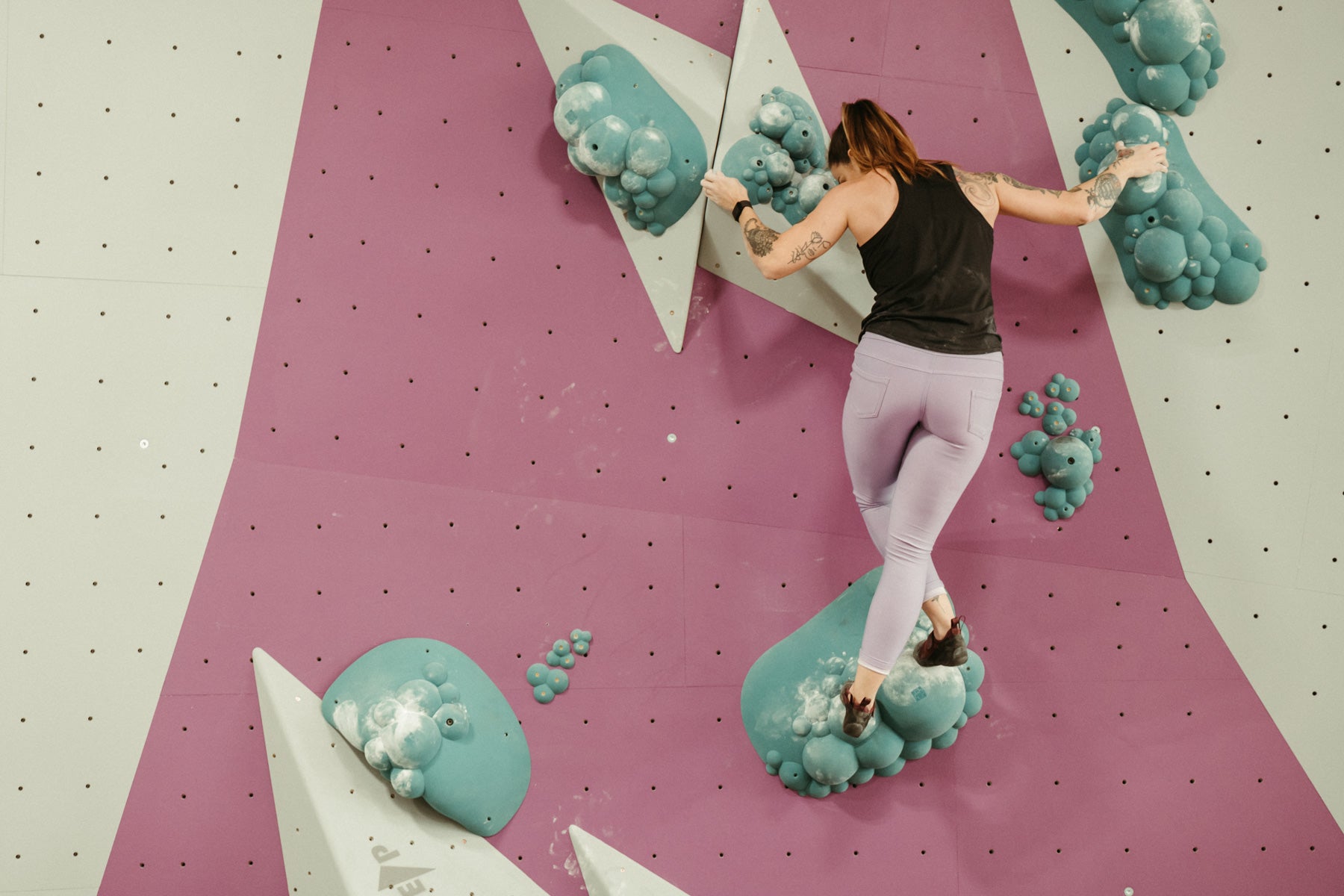 a woman climbs in the So iLL x Meagan Martin Flex Leggings