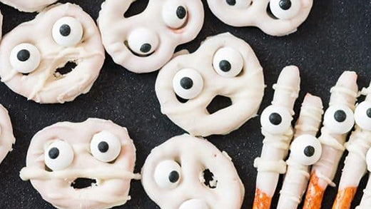These ghost and mummy Halloween pretzels are perfect for Halloween celebrations! 
