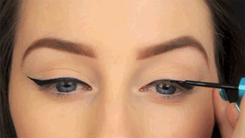 Applying magnetic eyeliner for eyelashes