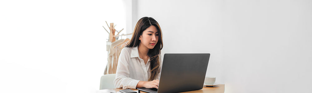 Wanita Karir dan Laptop. Dengan bekerja dari rumah atau work from home, terjadi peningkatan risiko terpaparnya sinar biru yang dapat menyebabkan beberapa masalah pada kesehatan kulit wajah.