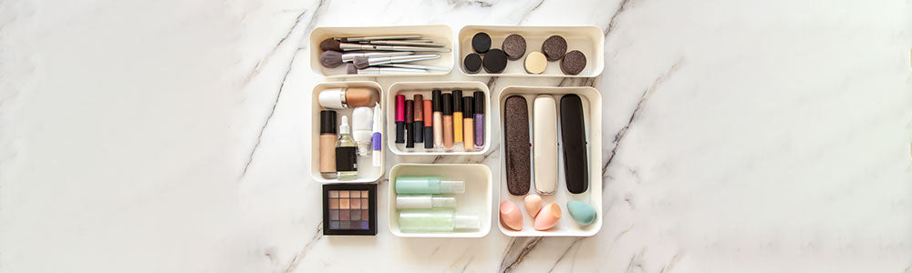Kompartemen atau laci khusus untuk alat-alat makeup kamu dapat memperpanjang usia pakai.