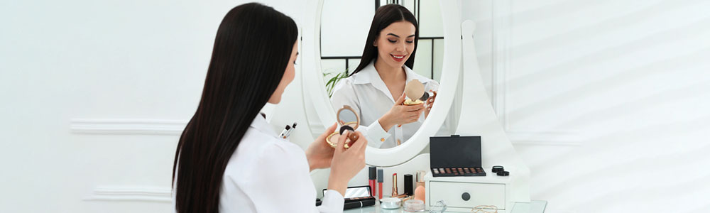 Kamu bisa tampil cantik maksimal dengan alat-alat makeup yang bersih.