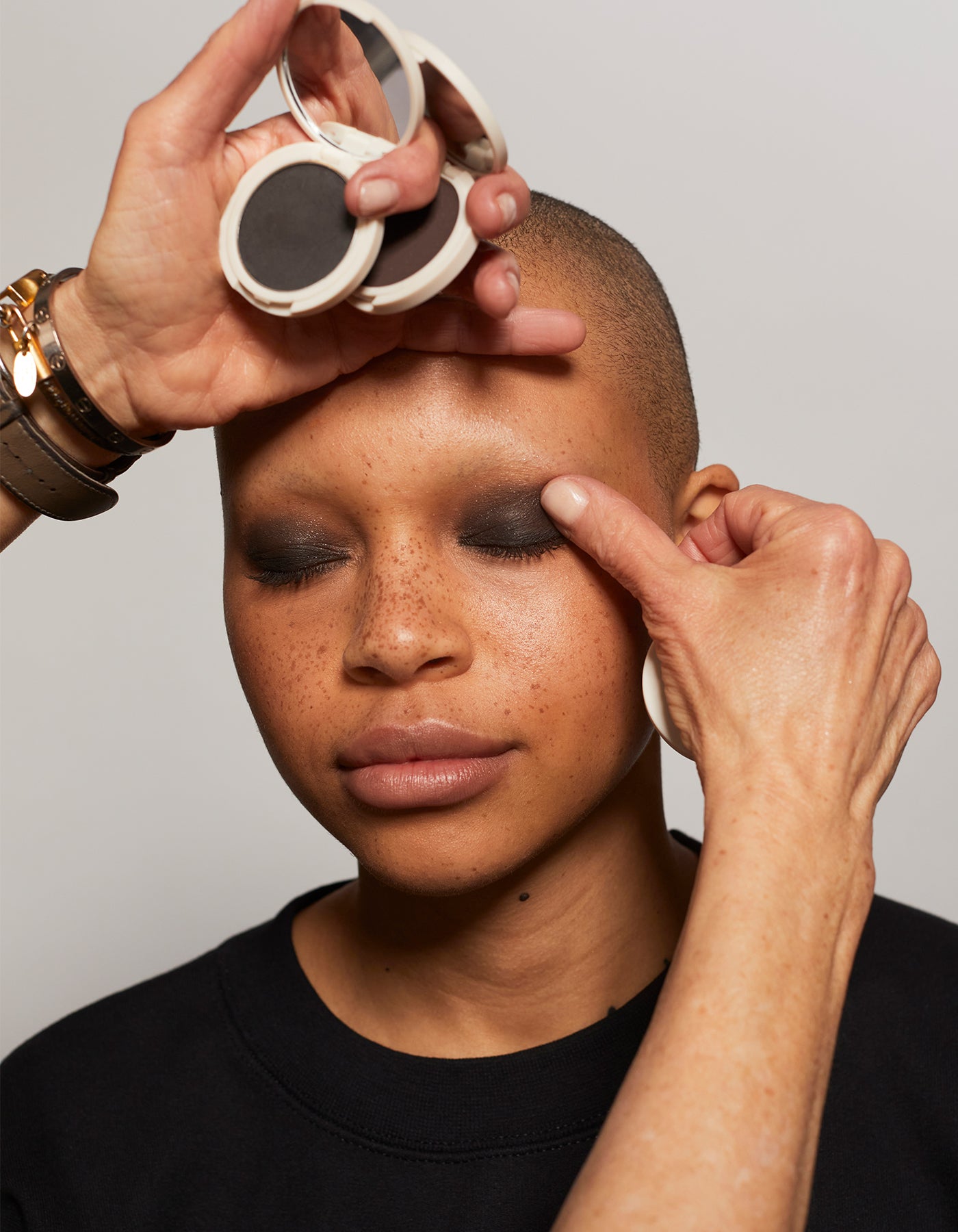 Model putting on Jones Road Beauty eyeshadow.