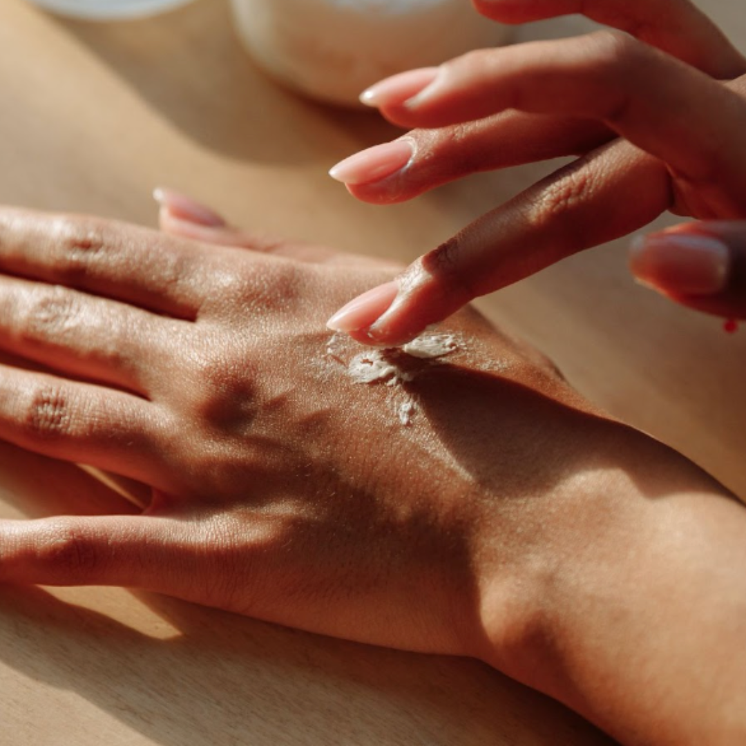 Photo mains crème routine cosmetique naturelle