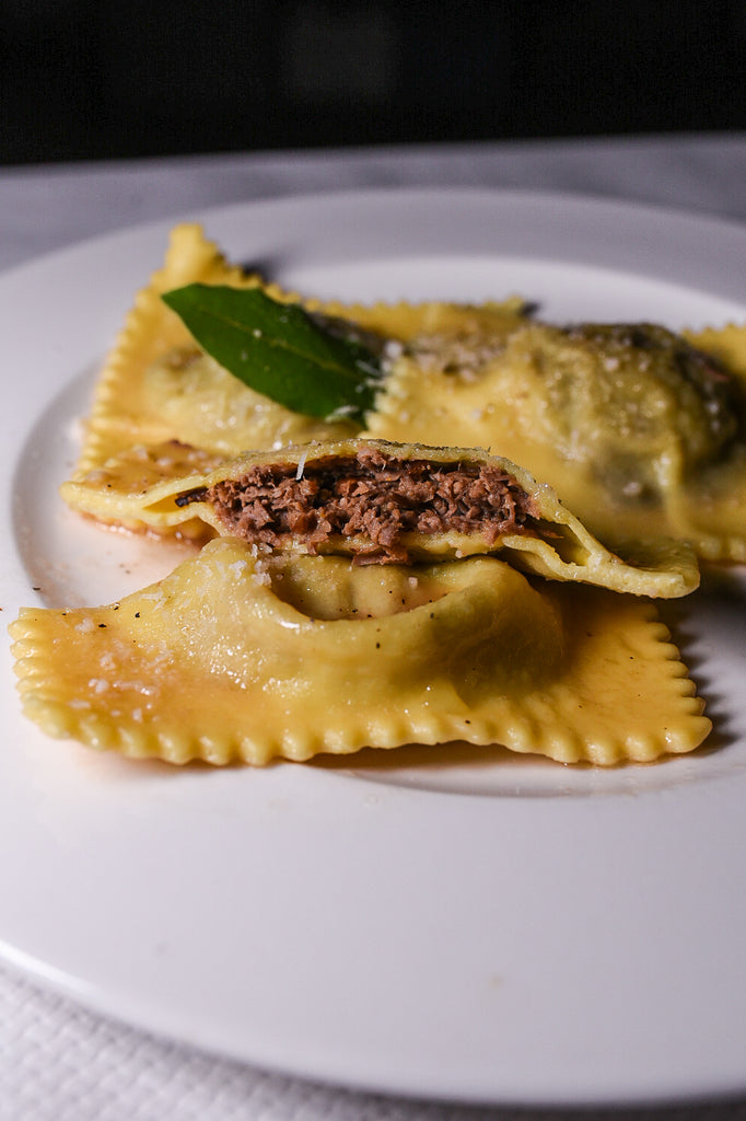 Piatto di ravioli fatti a mano con ripieno di Bisonte sfilacciato