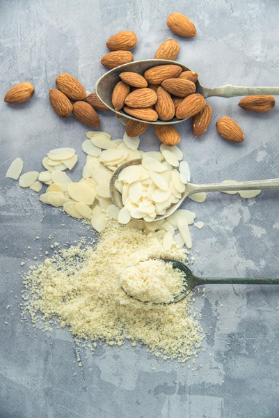 https://cdn.shopify.com/s/files/1/0425/2699/8690/files/46352538_almonds-flakes-and-flour-made-from-it-top-view_600x600.jpg?v=1694294558