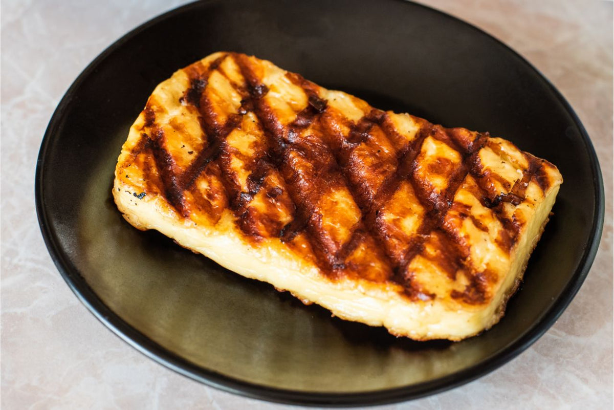 Halloumi Grillkäse in leckerer Petersilien-Marinade – KOMOTO® Grillmatten