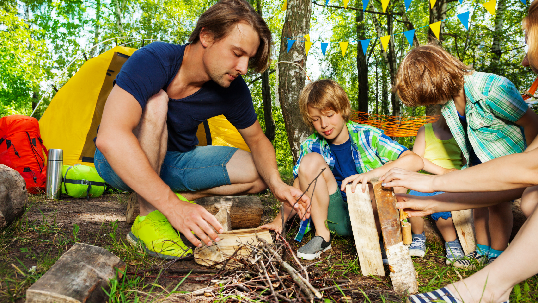 Find a camp. A Family Camping in the Forest. Teaching Kids to Care в походе. Australian Family Camp Fire. Camp with Family.