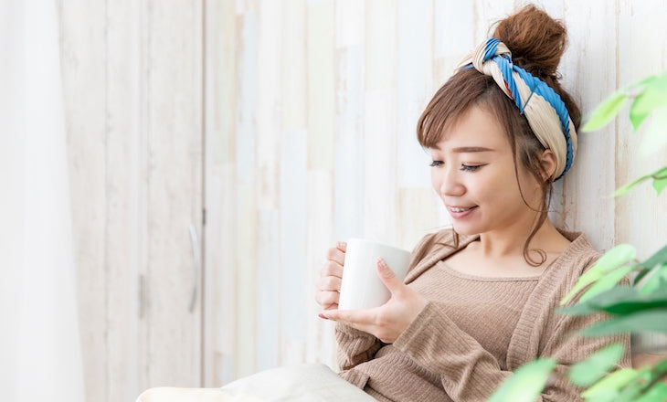 コーヒー飲む女性