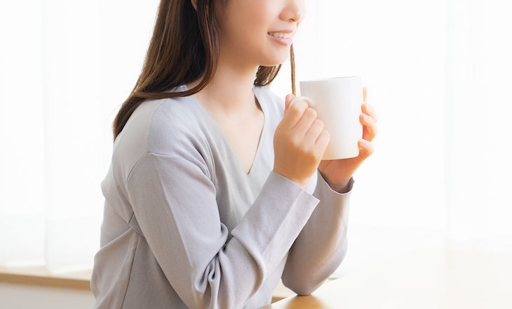 飲む女性