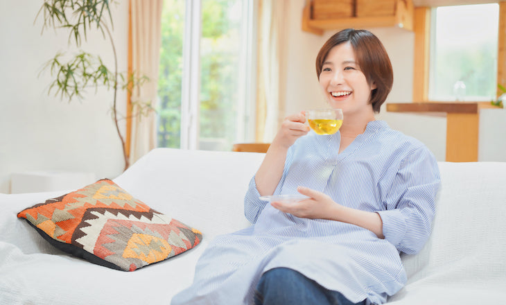 お茶飲む女性