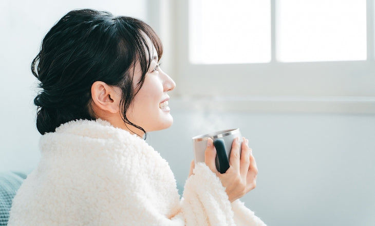 飲み物を飲む女性