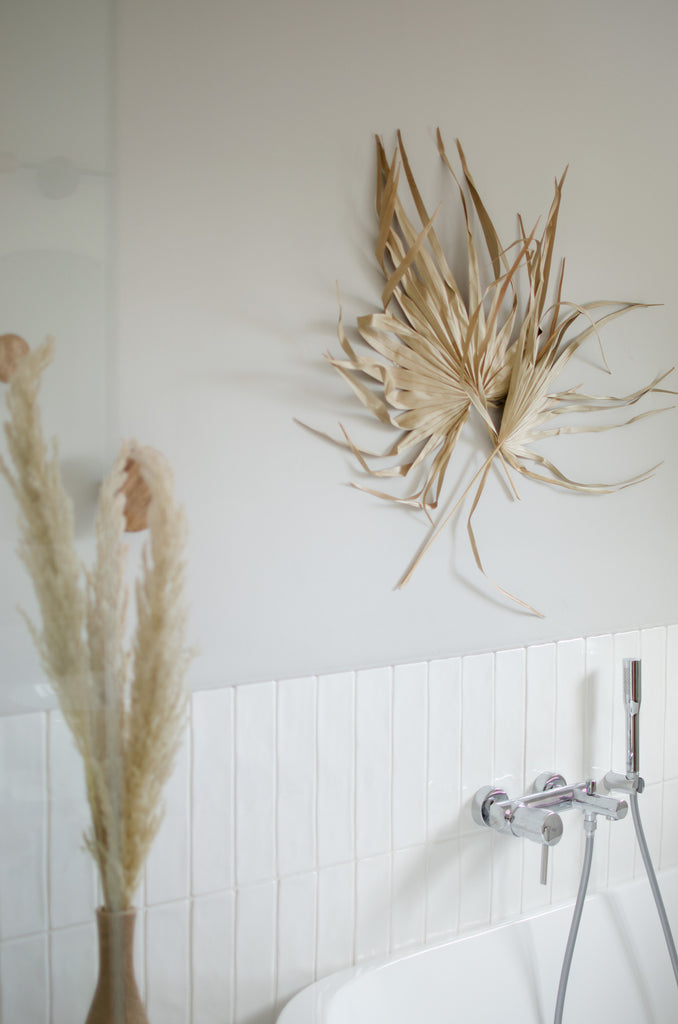Palmblatt im Badezimmer, sommerliche Dekoration