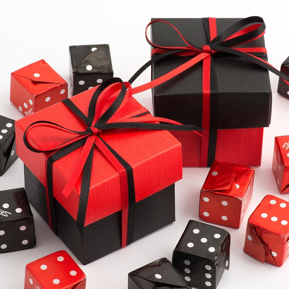 Подарок черного цвета. Подарочная коробка красная. Подарочная коробка черная. Подарочная коробка черно красная. Подарок коробка красно черная.