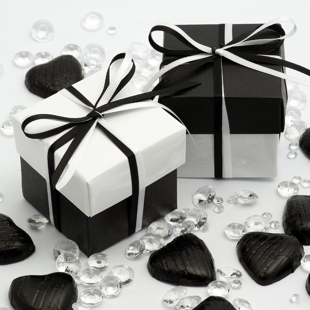 Подарок черного цвета. Подарочная коробка черно белая. Стильный подарок. Подарок черно белый. Подарочная коробка черная.