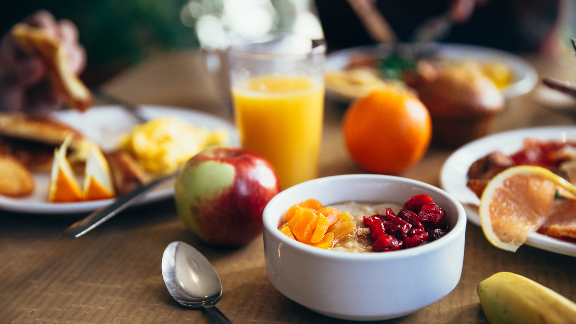 Desayuno fitness saludable con fruta, avena y proteína
