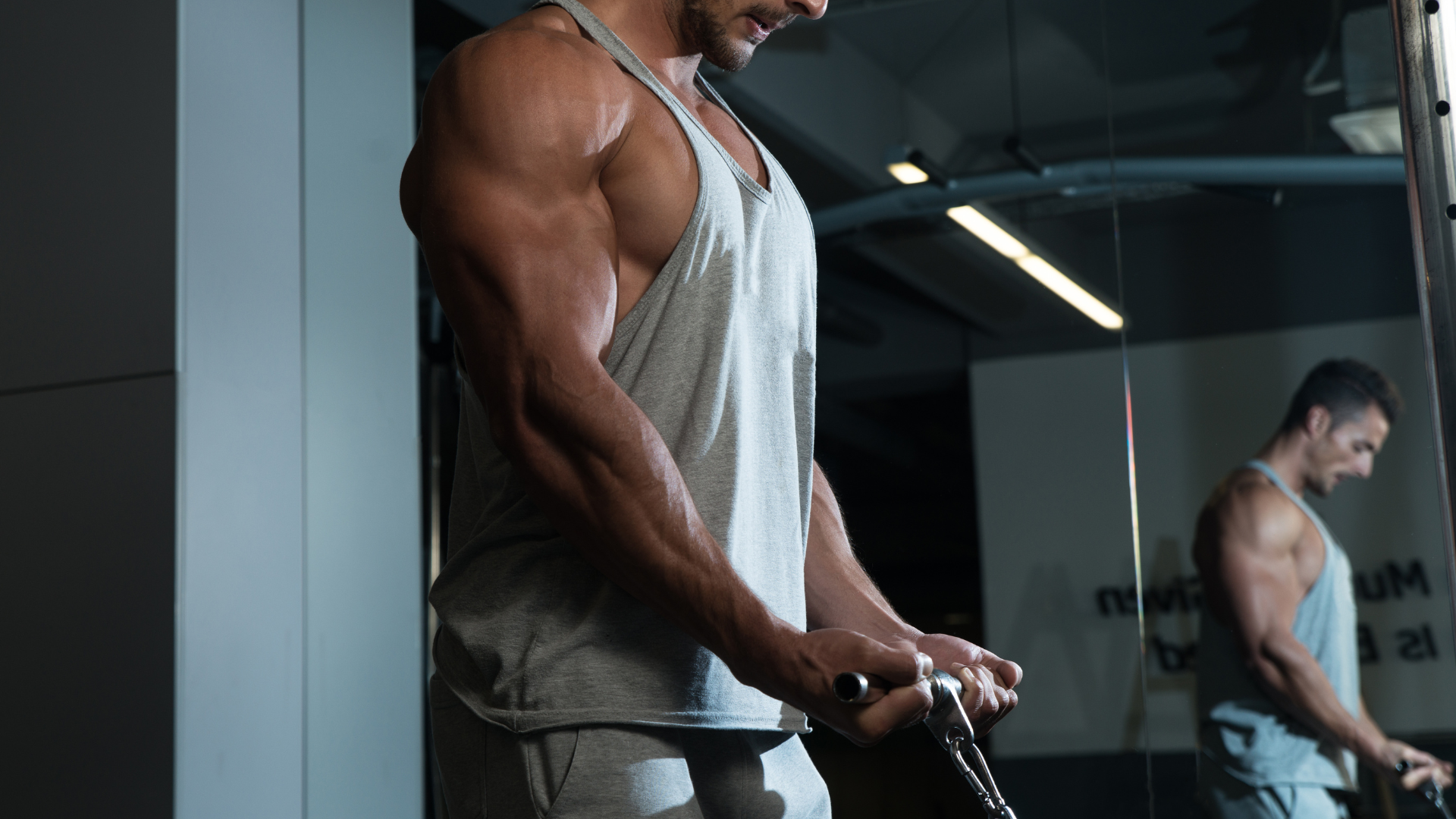 Hombre realizando un Curl  para fortalecer sus Biceps
