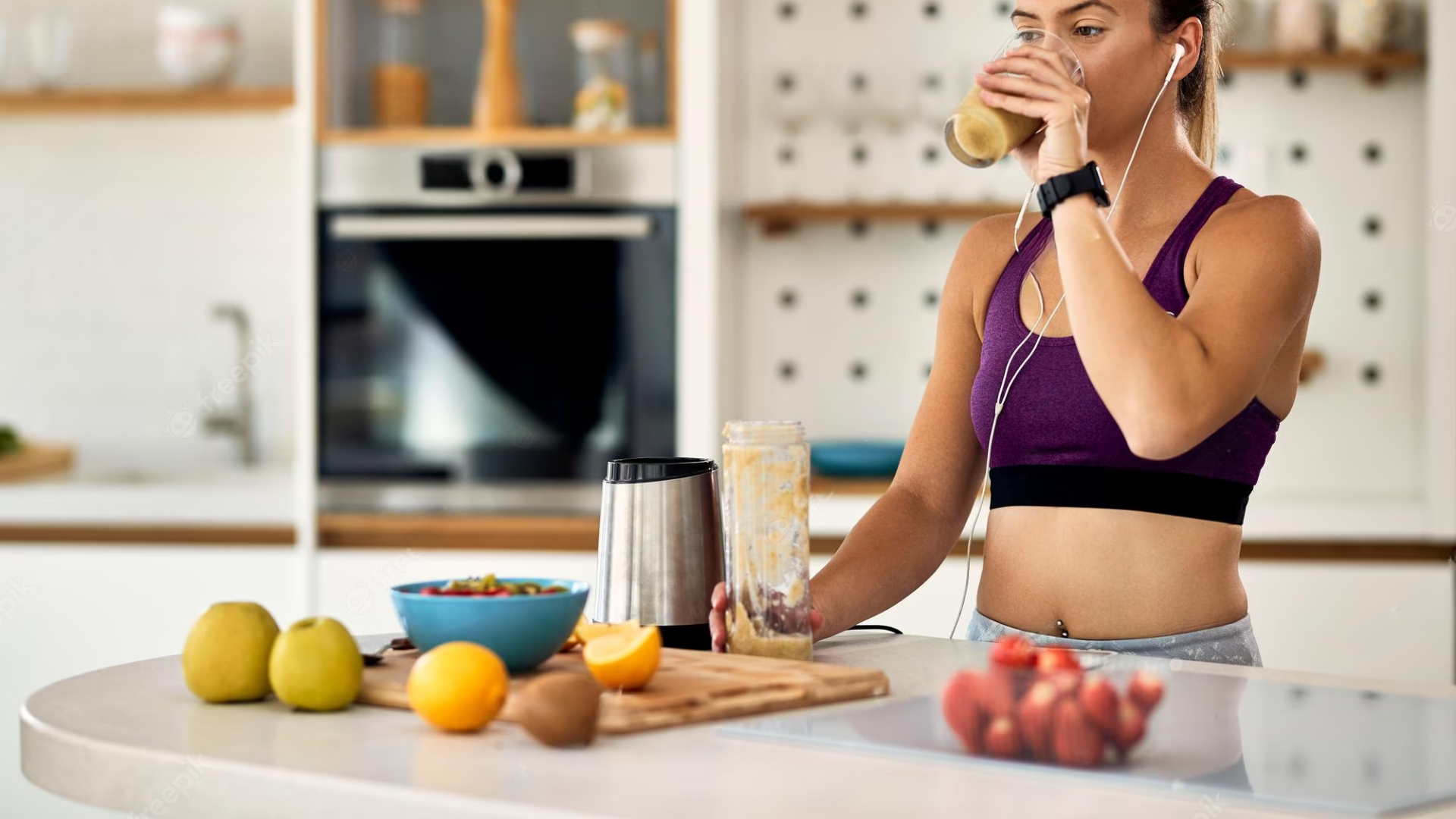 Mujer desayunando antes de hacer ejercicio