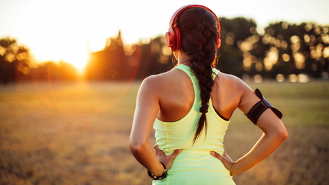 Mujer entrenando al anochecer en verano