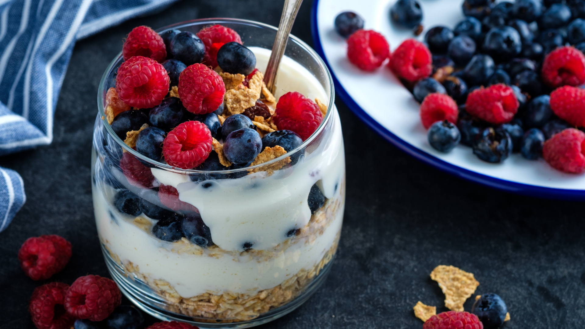 Desayuno de avena saludable y nutritivo con frutos del bosque y yogurt