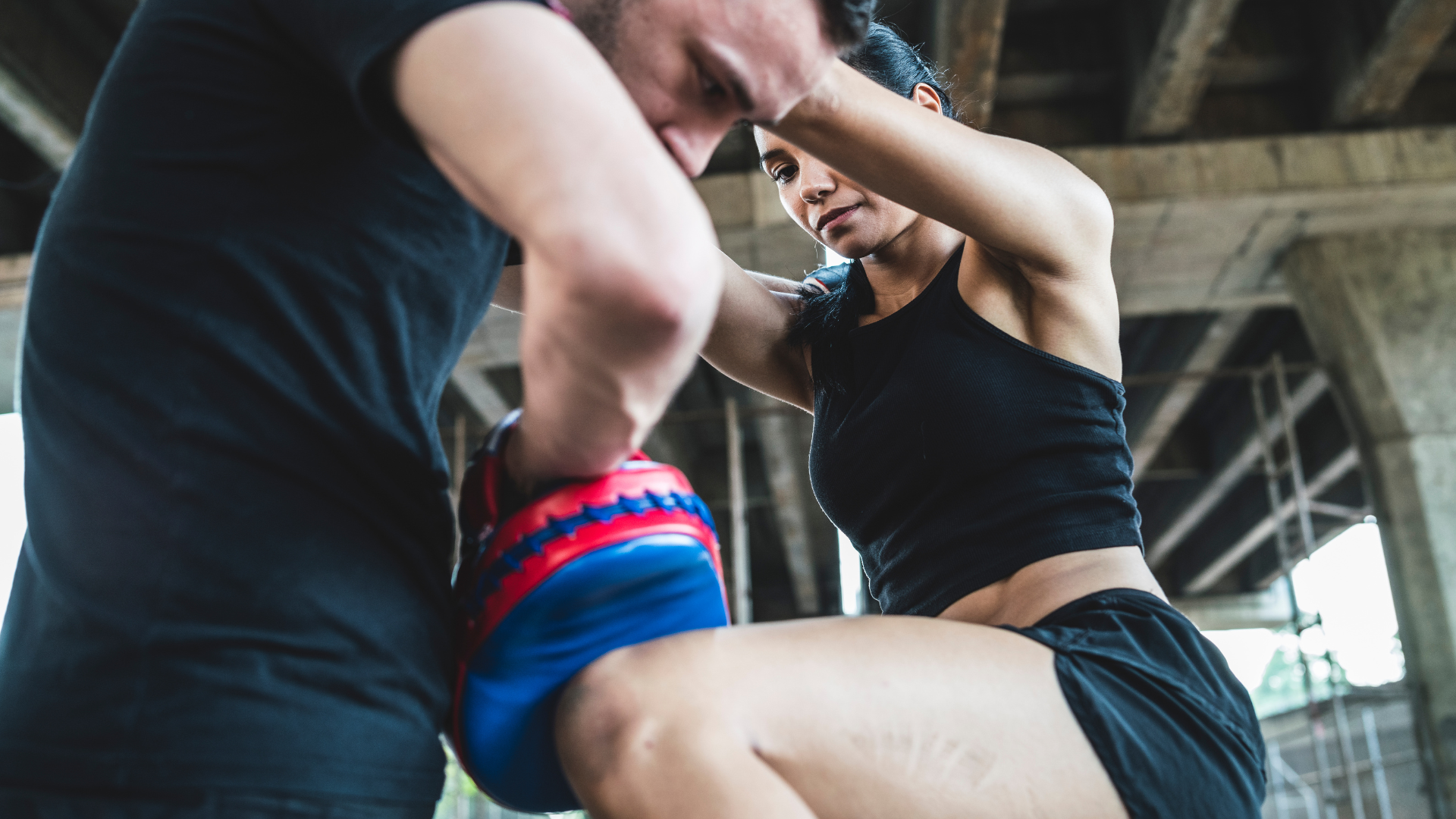 dos personas realizando la disciplina de Muay Thai