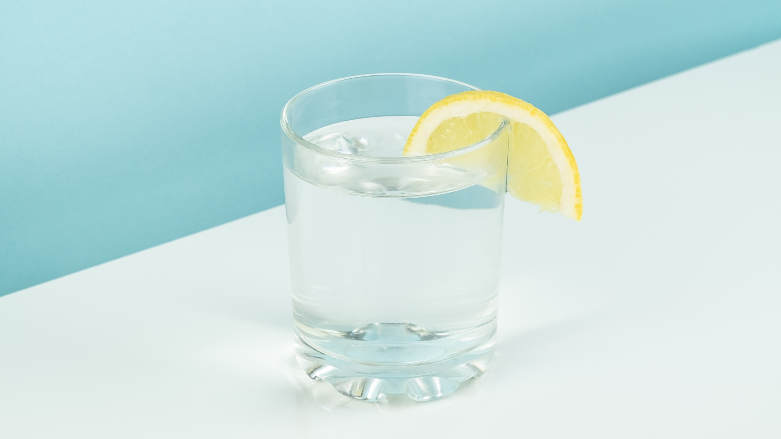 Baso de agua con una rodaja de limón