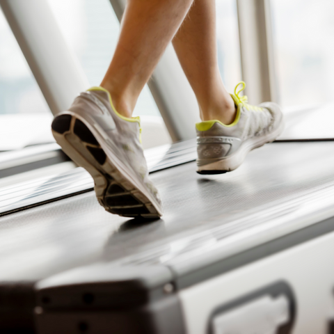 Amortiguación con una persona corriendo en una cinta de correr