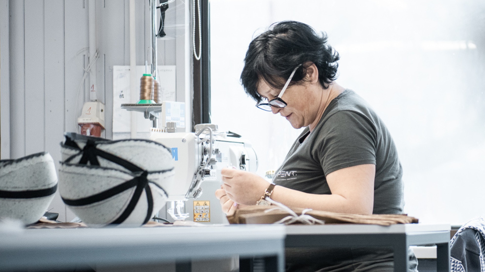 Mujer fabricando de forma manual uno de los productos de Pent Fitness