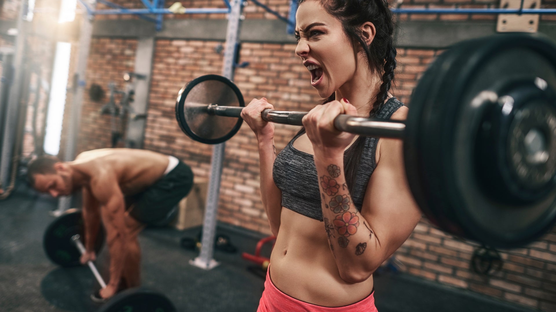 Homem e mulher fazendo treinamento de força