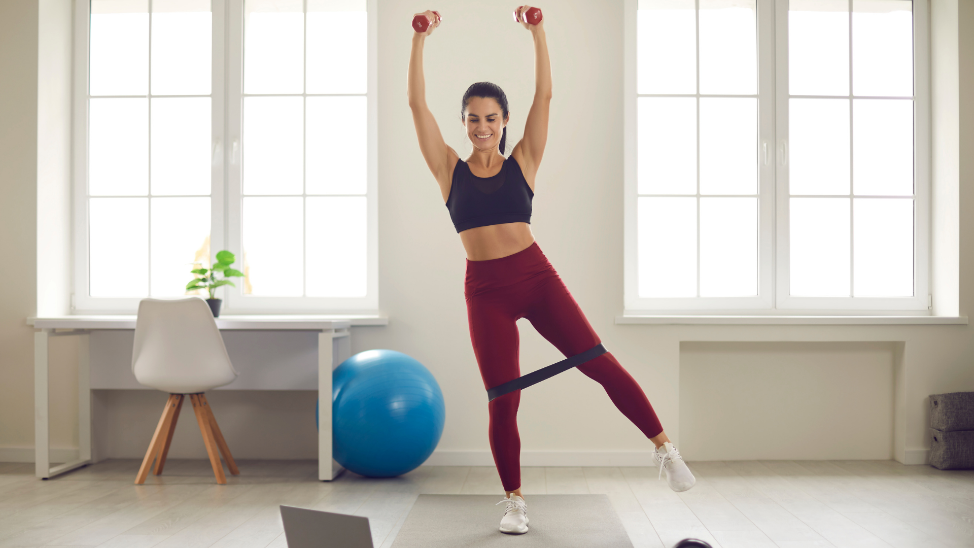 Mujer entrenando en casa con material fitness