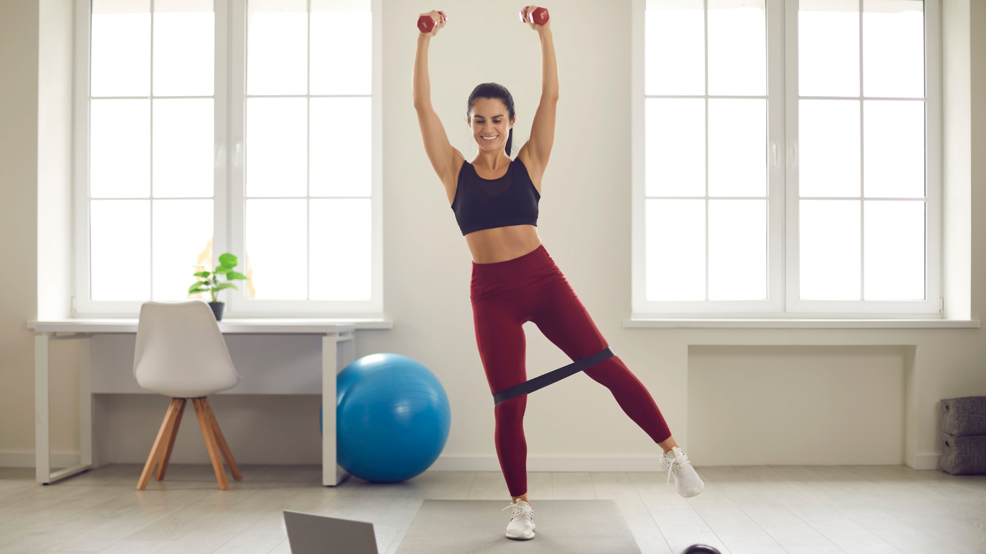 Mulher treinando em casa com equipamentos de ginástica