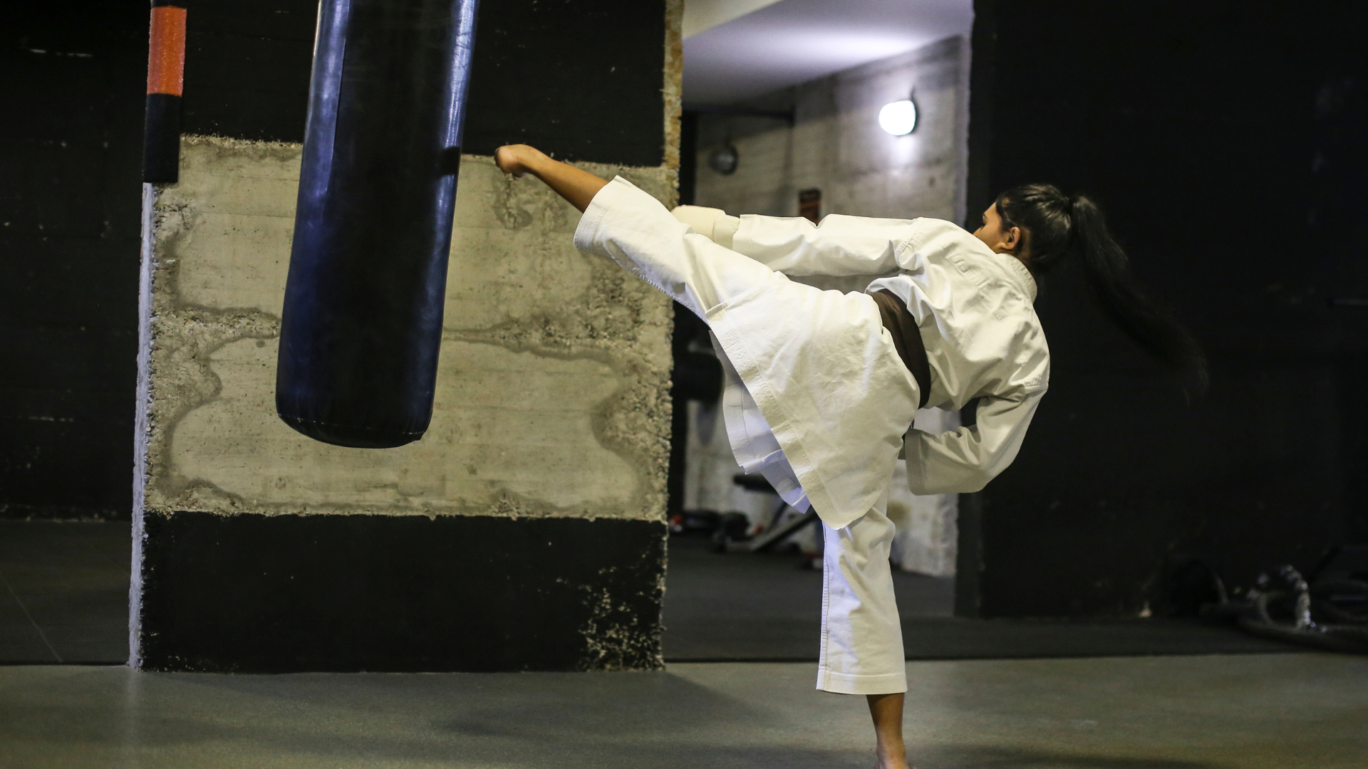 karateca praticando chute em saco de pancadas
