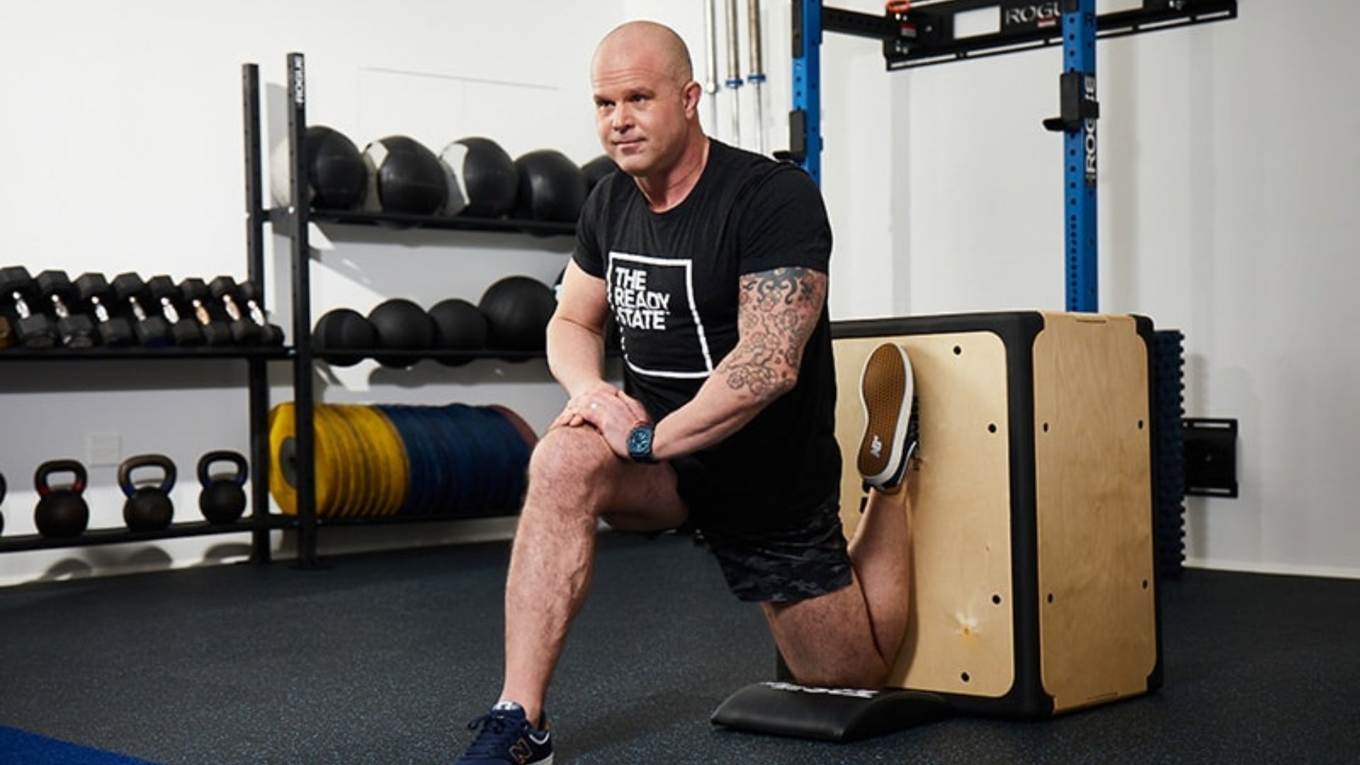 Kelly Starrett fazendo exercícios para melhorar a mobilidade