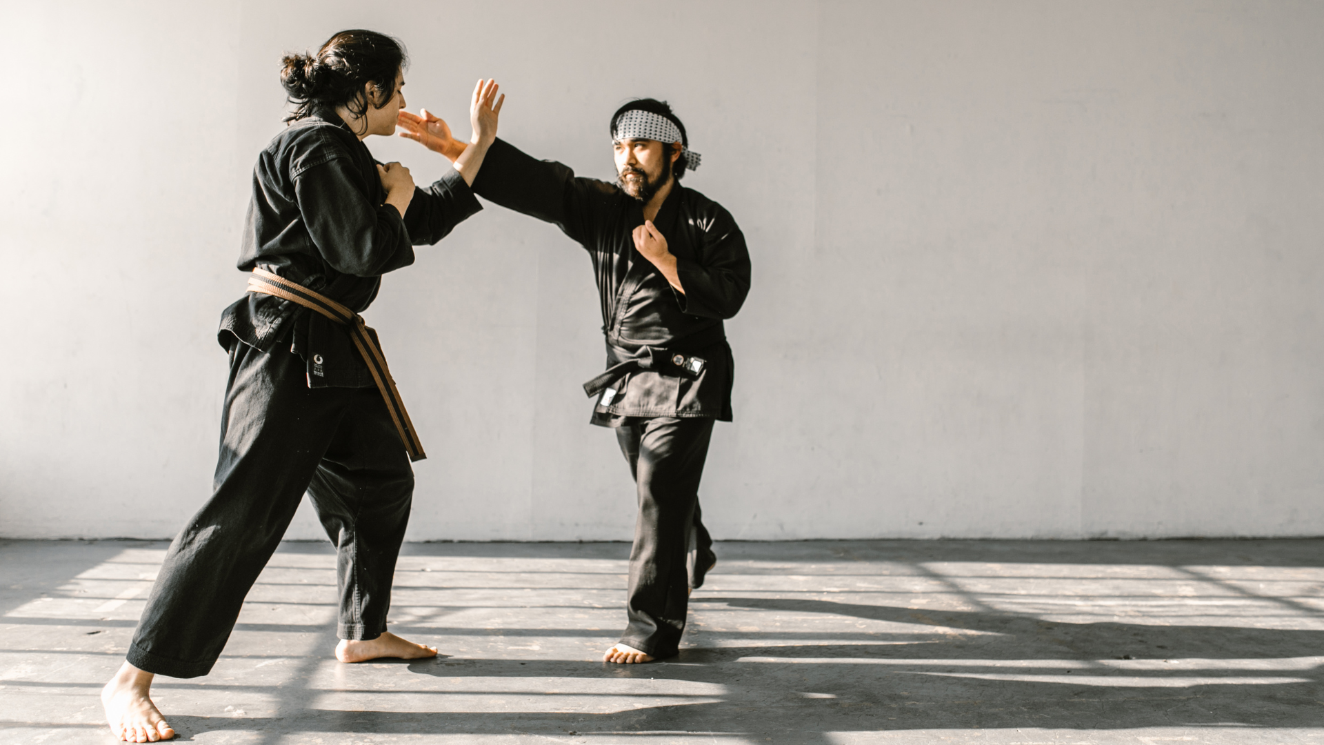 duas pessoas realizando um kata de Taekwondo