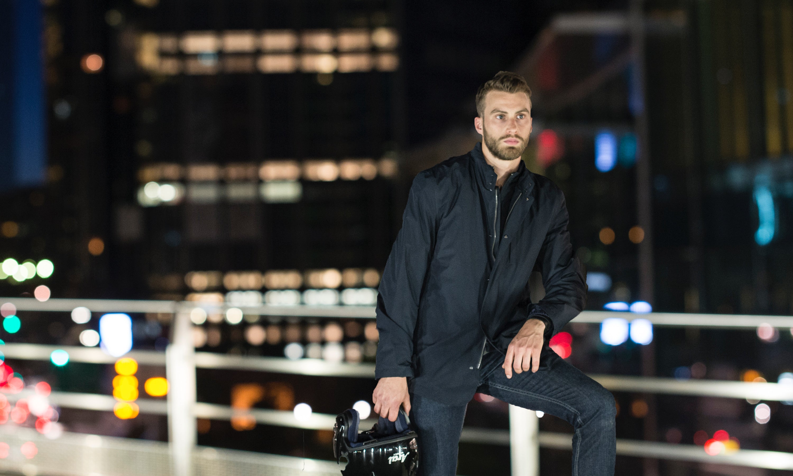 Veste VEST PARIS élégante et discrète, idéale sur un costume pour le travail ou un rendez-vous, prouvant qu'une veste moto peut être belle et fonctionnelle.