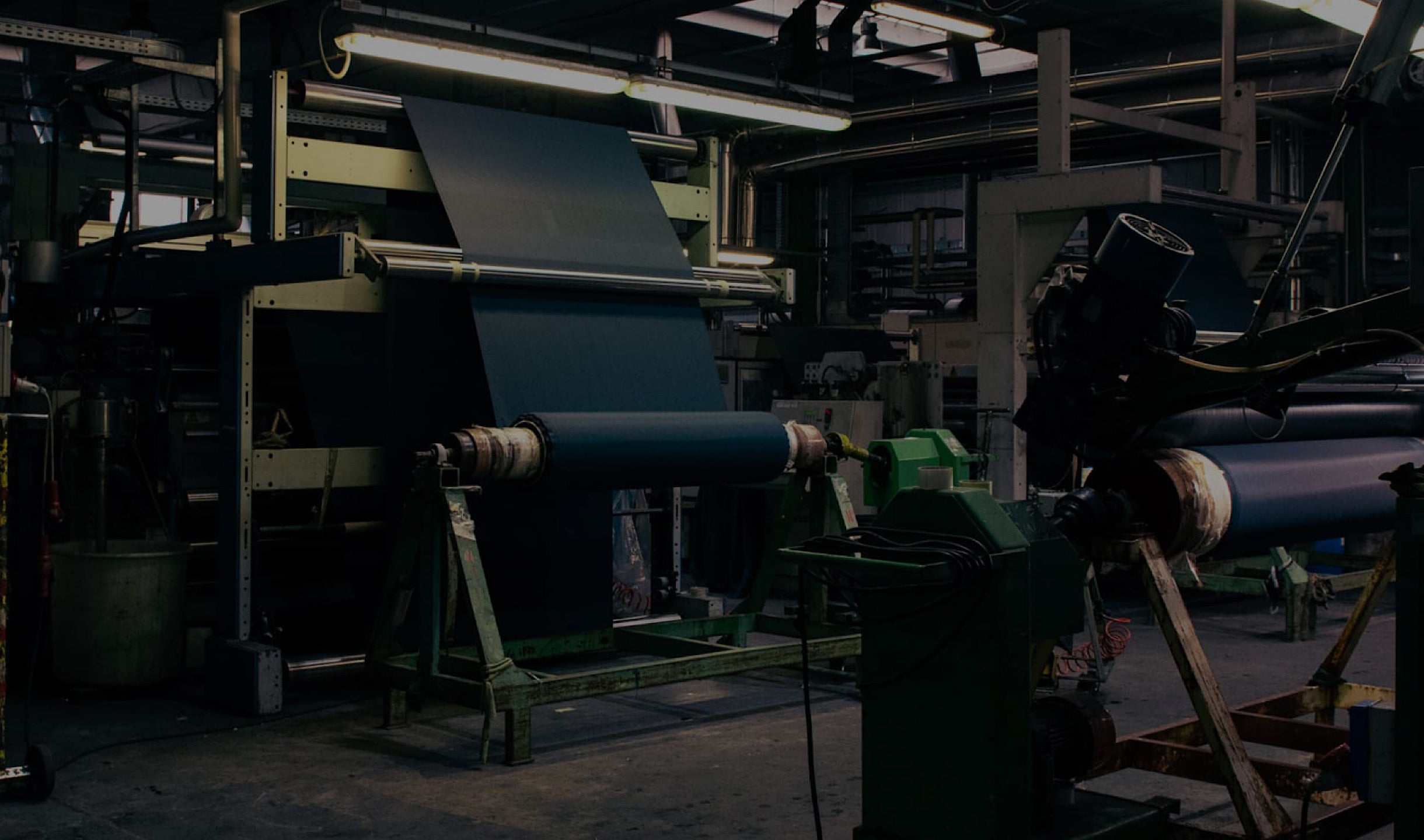 Vue d’ensemble d’un atelier de conception VEST PARIS avec technologies avancées et matériaux innovants pour la protection anti-couteau