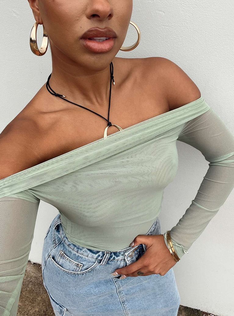 9 Best Tops For Small Busts (2023) – topsfordays