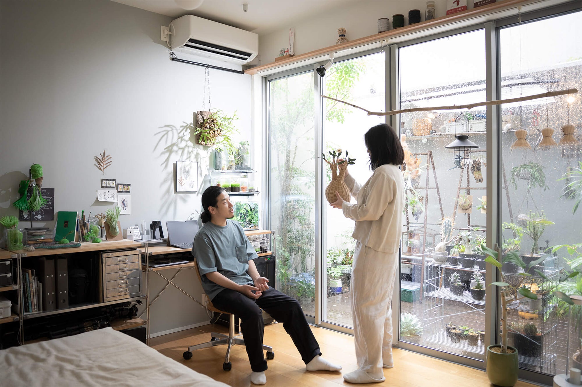 都内1rで二人 植物のある暮らし 新しいアイデアが生まれ 育まれるアトリエのような空間 観葉植物通販 And Plants