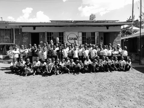 Julian Pabel  und Laura Noltemeyer beim Schulbesuch in Nairobi. Auf dem Gruppenfoto sind die Schulkinder der Tenderfeet School zu sehen in der ein Solarsystem installiert wurde.