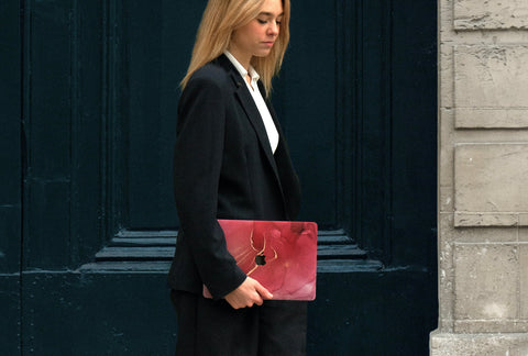 jeune femme avec coque macbook rouge