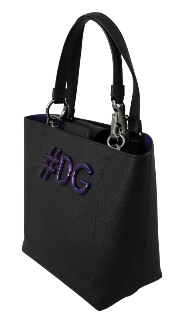 Dolce & Gabbana, schwarze Handtasche aus Leder, Shoppingtasche von Dolce & Gabbana. Wunderschön, brandneu mit Etiketten, 100 % authentische Dolce & Gabbana-Tasche. Material: 100 % Leder. Farbe: Schwarz mit violetten Details. Magnetverschluss mit Klappe. Innentaschenfächer. Violettes Lederinnenfutter. Logodetails, Metallbeschläge mit Logogravur. Hergestellt in Italien. Sehr exklusiv und von sehr hoher Handwerkskunst. Maße: 23 cm x 24 cm x 13 cm. Riemen: 38 cm x 2 cm.