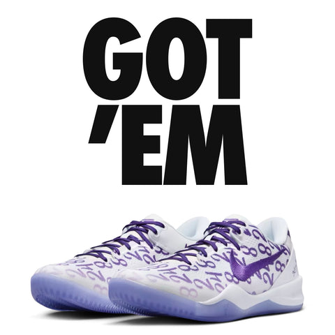 Erleben Sie das Vermächtnis von Kobe Bryant mit den Basketballschuhen Nike Kobe 8 Protro „Court Purple“. Diese Schuhe zeigen seine Trikotnummern in einem Allover-Print und verfügen über einen gepolsterten, niedrig geschnittenen Kragen zur Knöchelunterstützung und eine Mittelsohle aus React-Schaumstoff für leichte Dämpfung. Die durchscheinende Gummilaufsohle zeigt eine Schaftplatte aus Kohlefaser für zusätzliche Stabilität. 100 % authentisch mit Kaufbeleg von Nike SNKRS Erscheinungsdatum: 02.08.2024 SKU: FQ3549-100 Designer: Eric Avar Spitzname: Court Purple Farbgebung: Weiß/Court Purple/Weiß Hauptfarbe: Weiß Obermaterial: Mesh Technologie: React Kategorie: Basketball
