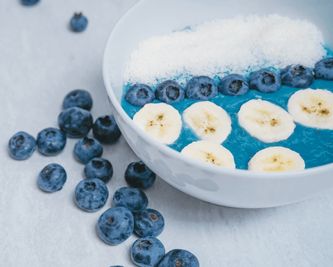 Blue Bowl mit Bananen und Blaubeeren