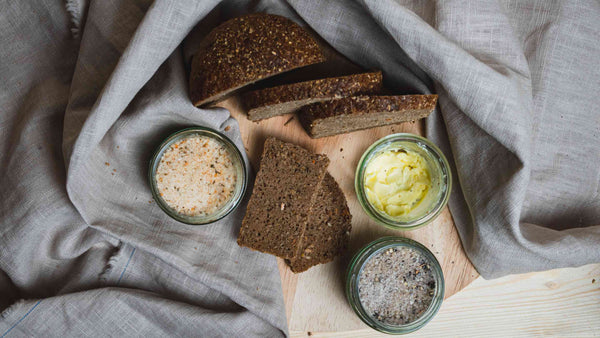 dosenbrot-angerichtet-mit-aufstrich - backverliebt.com