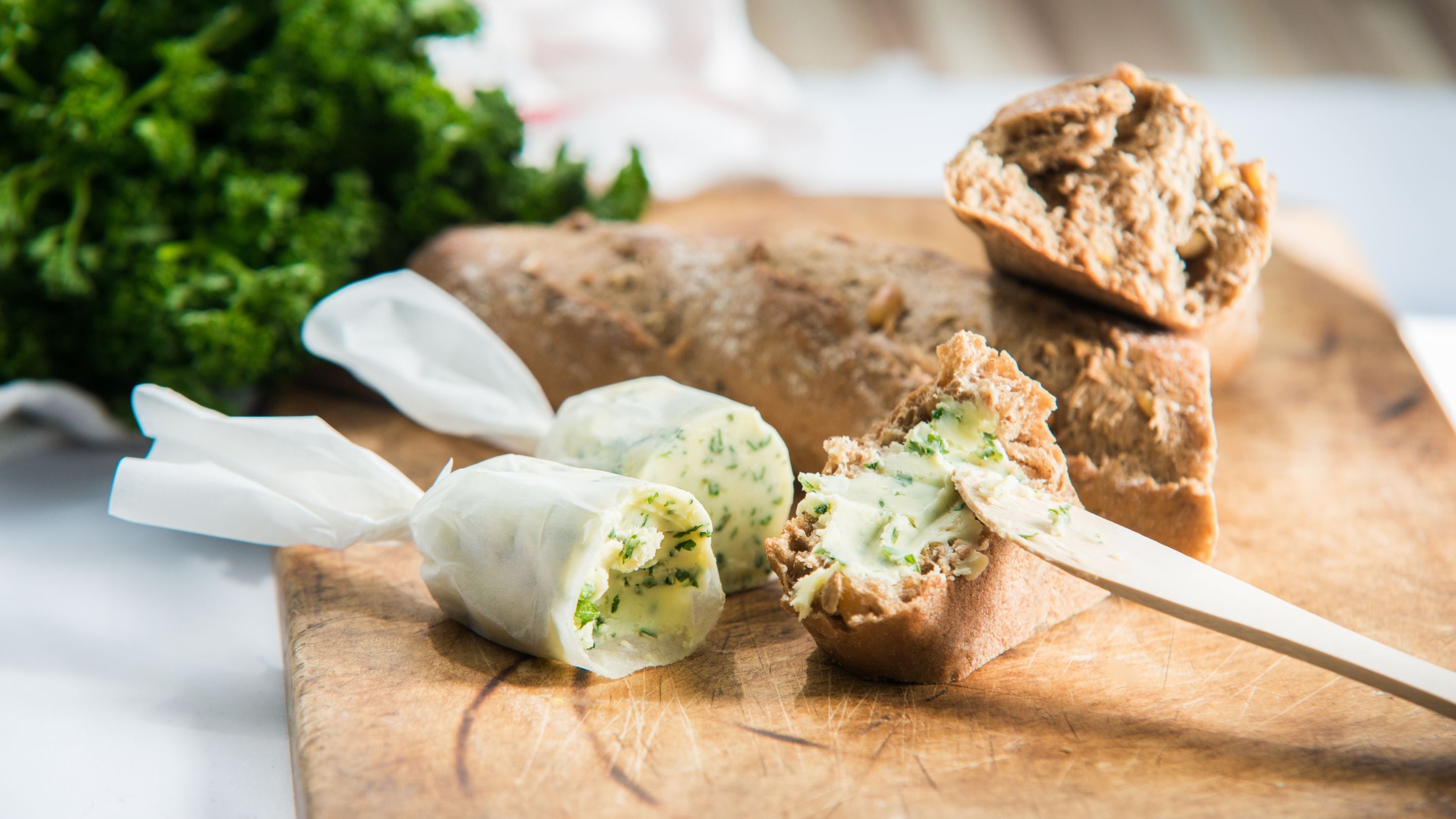 knoblauchbutter-kräuterbutter als Gastgeschenk mitbringen - backverliebt.com