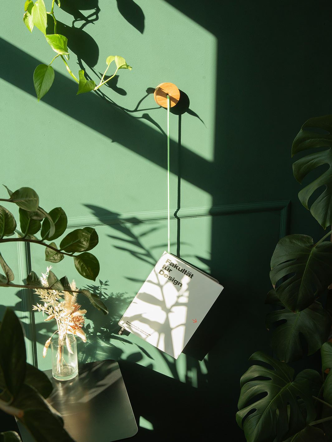 Zeitschriftenhalter Design grüne Wand Pflanzen