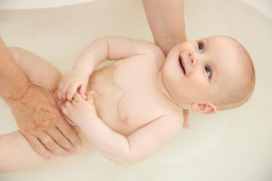 Comment donner le bain à un nourrisson