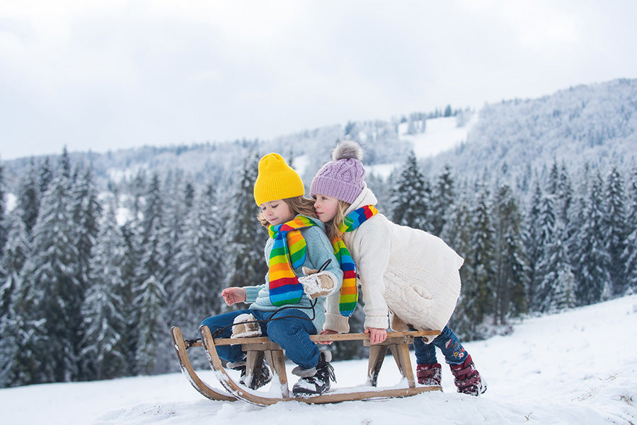 Faire de la luge en famille